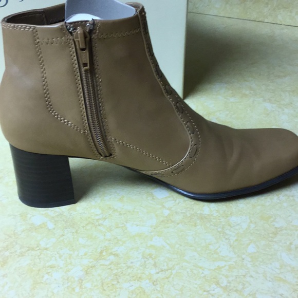 St John’s Bay Gigi Camel Ankle Boots w 2 “ Heel - Picture 8 of 8